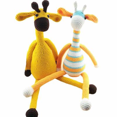 Handgemachte Häkelarbeit-Puppen-fertigte strickende Baby-Giraffe en gros besonders an